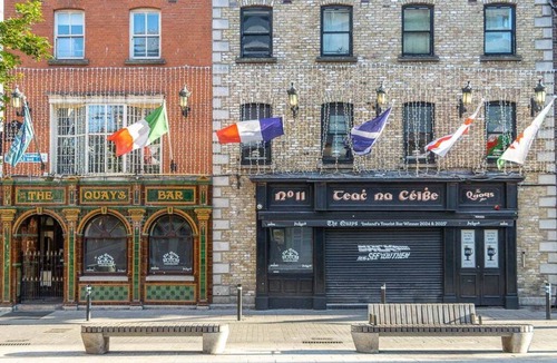 City Centre Dublin Apartment | GuestReady - The Exec Room at Fownes Street - R2
