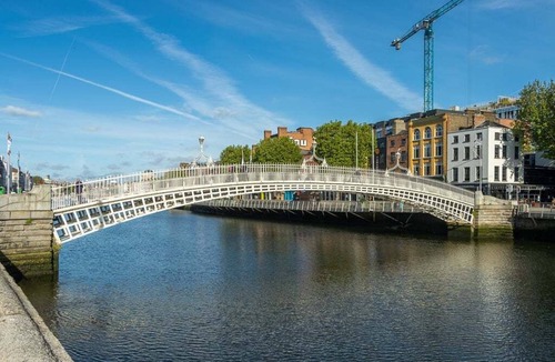 City Centre Dublin Apartment | GuestReady - The Exec Room at Fownes Street - R2
