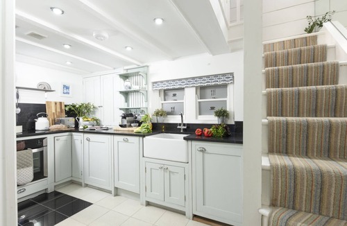 Mousehole Cottage | Gylly Cottage - Bathtub in bedroom, Footsteps from harbour, Fireplace