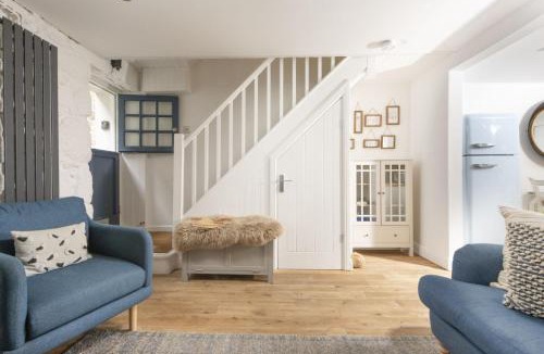 St Ives House | Happy Days Cottage - Free WiFi - Minutes from Harbour & Beaches - Pets Welcome