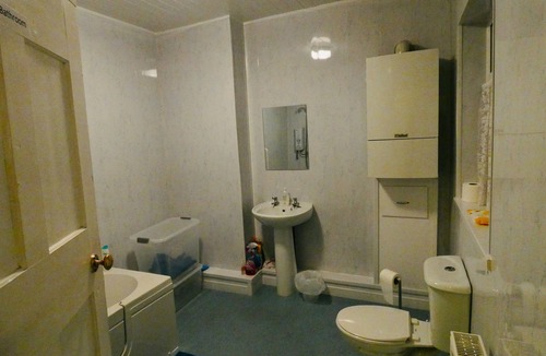 Abercwmboi House | HBH-Rose Room for Bike Park Wales & Brecons