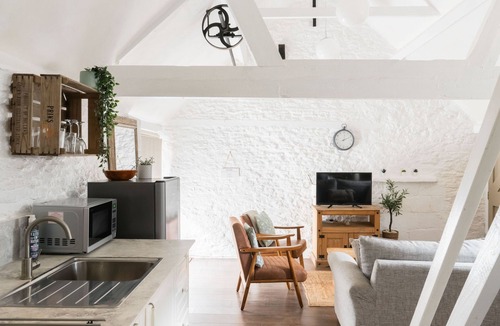 Lechlade Cottage | Henloft Farm Stay With Pool