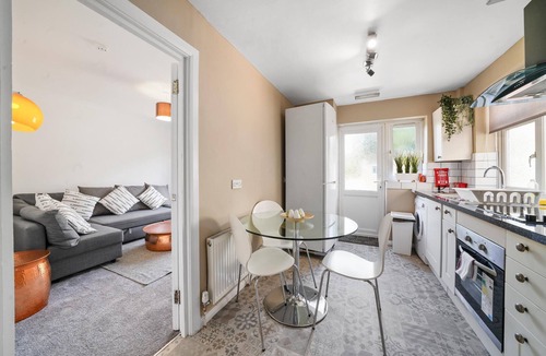Langley Marish House | Hillary Serviced House with 5 Bedrooms, up to 10 beds