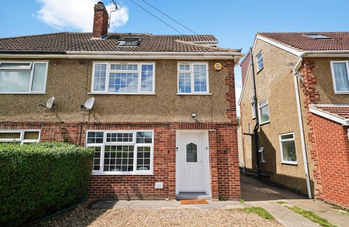 Langley Marish House | Hillary Serviced House with 5 Bedrooms, up to 10 beds