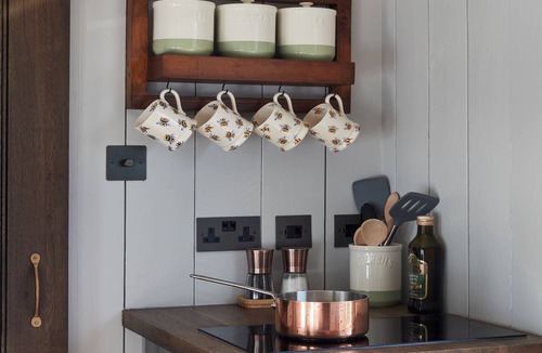 Henley-on-Thames Cabin | Hilltop Shepherds Hut with Hot Tub and Tennis