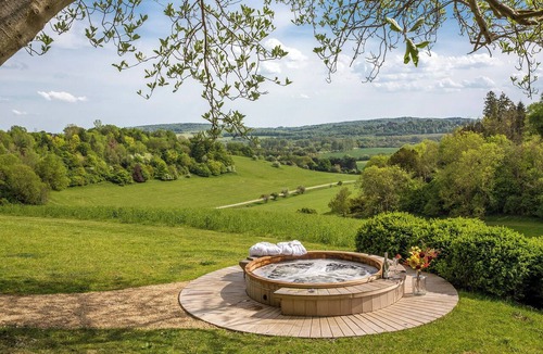 Henley-on-Thames Cabin | Hilltop Shepherds Hut with Hot Tub and Tennis