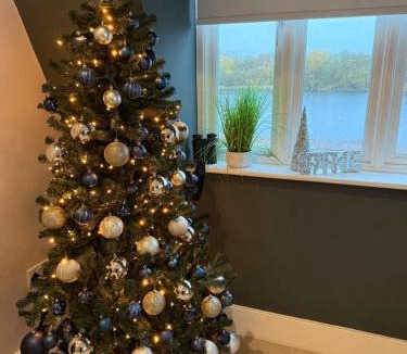 Malmesbury Apartment | HM111 Penthouse Apartment with Lake View & free Spa Access- Lower Mill Estate Cotswolds