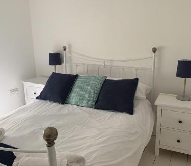 Tenby House | Hobbes Cottage, pets allowed