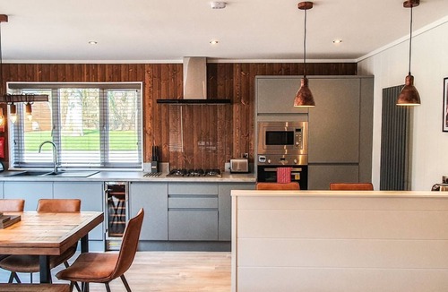 Pickering Ski Chalet | Holly Lodge | sleeps 6 - Hot Tub, Dog Friendly - 5* Visit England