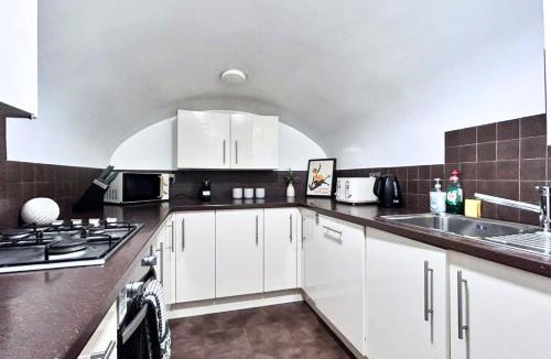 Pimlico Apartment | Home like 3-bedroom Flat in Pimlico with laundry area, mini-patio & FREE Wi-Fi