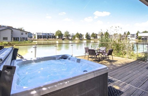 Cirencester House | Howells Mere 27, Crane Lodge - Luxury Waterside Home, Spa, Hot Tub, Sleeps 9+2