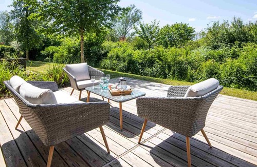Malmesbury House | Howells Mere 70, Sunnybank - Lakeside Holiday Cottage, Spa Access, Sleeps 9