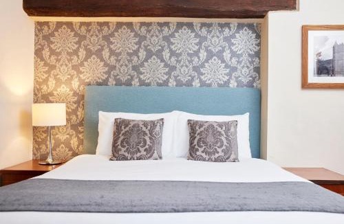 Kingscote Hotel | Hunters Hall Inn by Greene King Inns