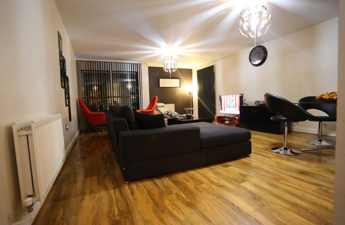 Glyndon Apartment | Immaculate Luxury Two Double Bedroom Top Floor Apartment With Great River Views
