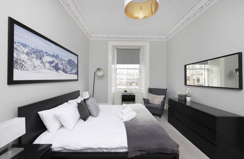 Old Town Apartment | JOIVY 4-Bed Stylish Flat In Edinburgh City Centre