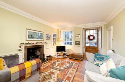 New Town Apartment | JOIVY Beautiful apartment, private garden, Calton Hill