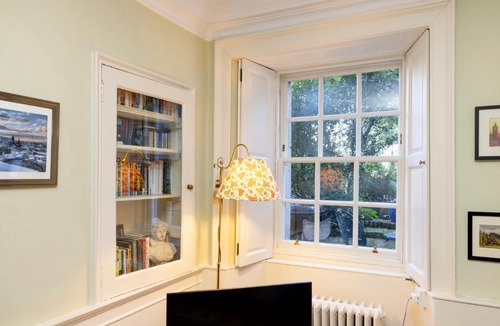 New Town Apartment | JOIVY Beautiful apartment, private garden, Calton Hill