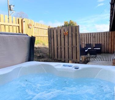 Blairgowrie Cabin | Kaoglen Squirrel Drey-Hot Tub-Pet Friendly-Perth