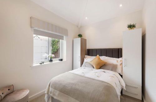Mortlake House | Kew Gardens House | Thames, Richmond Park & Private Garden