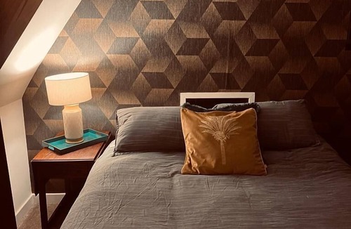 Tring Bed & Breakfast | King size Bed with Roll top bathroom en-suite