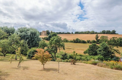East Ayton Cottage | KINGFISHER COTTAGE, pet friendly, with hot tub in East Ayton