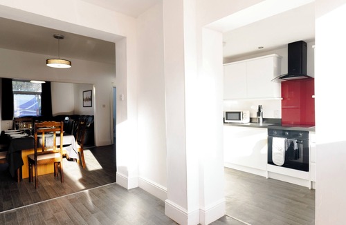 Gloucester Apartment | Kingsholm House - 4 Bedrooms - On the Rainbow Street