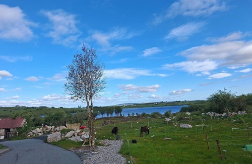 County Mayo Cottage | Lakeside 3 Bedroom Cottage in Derryhick Escape 15min from Castlebar