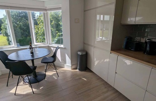 Ongar Apartment | Large 3BD Duplex, 20Min to Airport