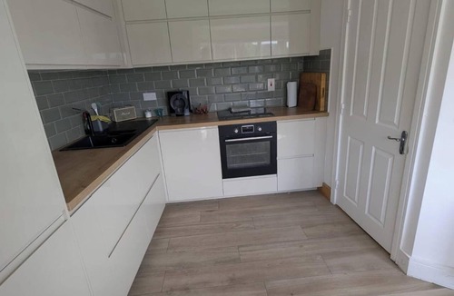 Ongar Apartment | Large 3BD Duplex, 20Min to Airport