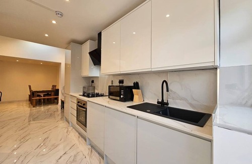 Wandle Valley House | Large 5 Bed Room 3 Bath Room Property in London with Parking Space for 3 Cars