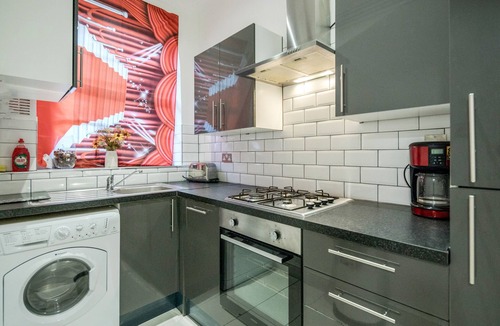 Canary Wharf House | Large House 6 Apartments with 15 rooms 12 bathrooms for the Larger Groups Only