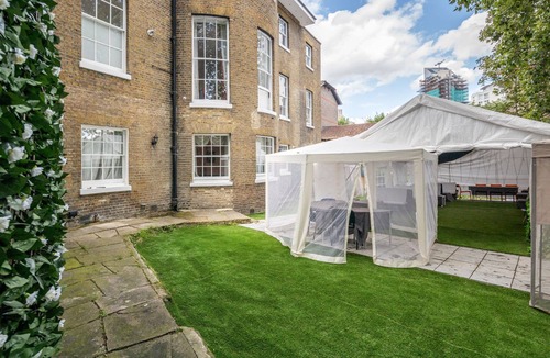 Canary Wharf House | Large House 6 Apartments with 15 rooms 12 bathrooms for the Larger Groups Only