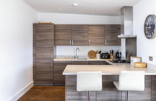 Malmesbury Villa | Large Lake House, Lower Mill Estate. Sleeps 14, Lake Views & Spa