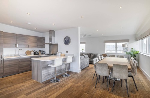 Malmesbury Villa | Large Lake House, Lower Mill Estate. Sleeps 14, Lake Views & Spa