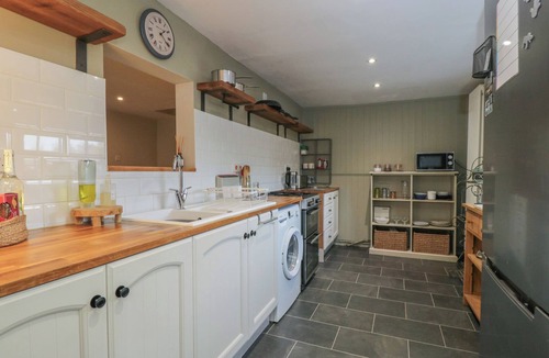 Bradford-on-Avon Cottage | LAVENDER COTTAGE, pet friendly, with open fire in Bradford-On-Avon