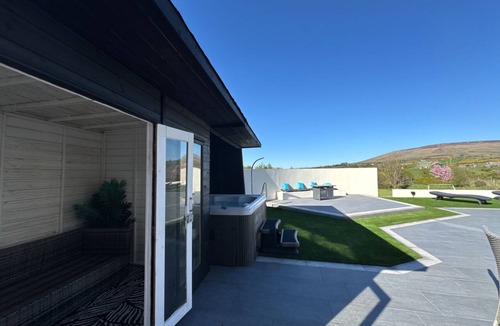 Armoy House | Little lake lodge/house hottub sauna