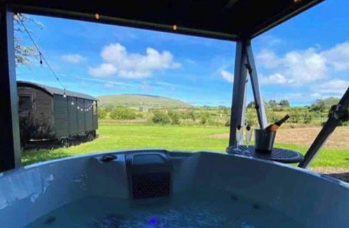 Armoy Cabin | LittleLakeLodge 2 Cabin with Hot Tub and Parking