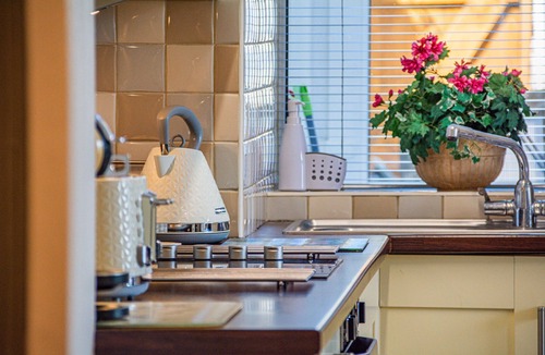 Criccieth Cottage | Llety - sleeps 2 guests in 1 bedroom