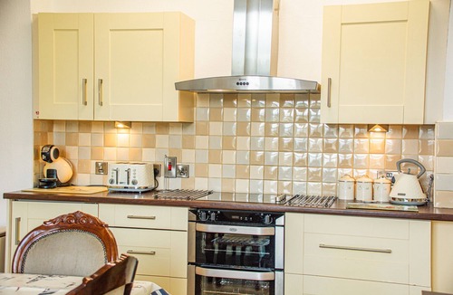 Criccieth Cottage | Llety - sleeps 2 guests in 1 bedroom