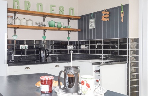 Criccieth House | LLWYN ONN, family friendly, country holiday cottage in Criccieth