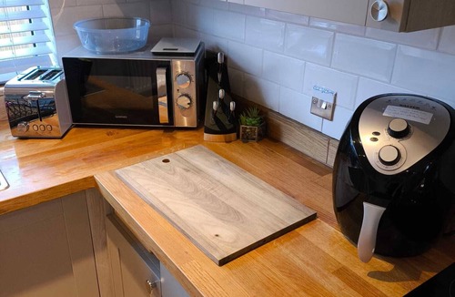 Carrickfergus House | Local, Sunny, Very Clean, Fully equipped, WiFi, 3 bed! 5 min walk to key shops!