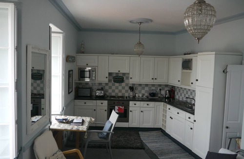 Tenby Apartment | Lovely 1 bed flat & Parking. Summer 27 availability. Stunning views. Central.