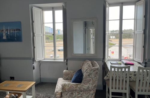 Tenby Apartment | Lovely 1 bed flat & Parking. Summer 27 availability. Stunning views. Central.