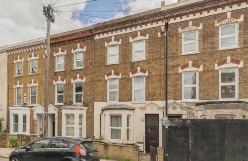 Ferndale Apartment | Lovely 2 Bedroom Garden Flat in London