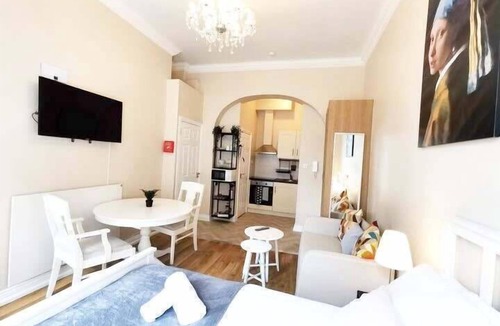 City Centre Dublin Apartment | Lovely Renovated Large Spacious Georgian Studio