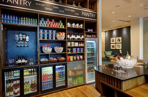 Prince's Apartment | Lovely Suite in London | Complimentary Breakfast Buffet + Fitness Centre On-Site