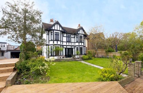 Wraysbury House | Lux 8Br Thamesfront Villa w Yacht & Sauna
