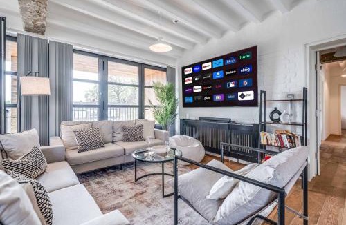 Lee Green Apartment | Luxe Penthouse with Balcony & Parking Near Greenwich