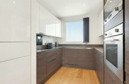 Surrey Docks Apartment | Luxe Riverside 3 Bed, 2 Bath En-Suite, Balcony views with Great Links in London