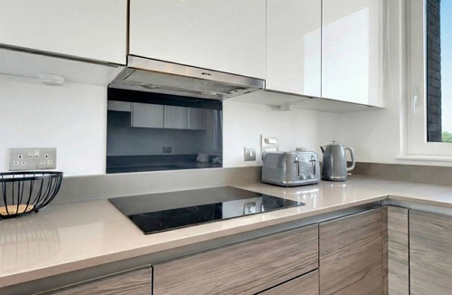 Surrey Docks Apartment | Luxe Riverside 3 Bed, 2 Bath En-Suite, Balcony views with Great Links in London